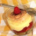 Créme citron meringuée sur lit de framboises