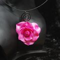 collier avec rose vendu