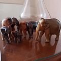 4 éléphants en bois bicolore 
