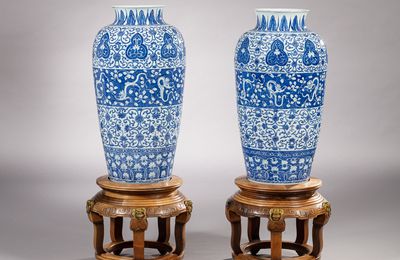 A pair of large blue and white 'soldier' vases, Qing dynasty, Kangxi period