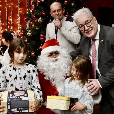 POUR LES ENFANTS ET SES ADHÉRENTS, LE COS DOUBLEMENT GÉNÉREUX.