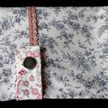 Pochette à barrettes élégante, un brin rétro en imprimé façon toile de Jouy grise et doublure rose