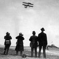Meeting aérien de Nice 1910 - Chavez en vol - en fond, les tribunes du champ de courses