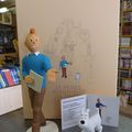 Tintin , le musée imaginaire : Tintin et Milou avec l'affiche du musée dans ses mains