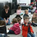  une petite/moyenne section de maternelle visite l'exposition Ducatteau,  les petits testent les sièges du Designer et dessinent