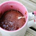 Gâteau décadent dans une tasse.