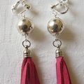 Isabelle voulait des Boucles d'oreilles Pompon