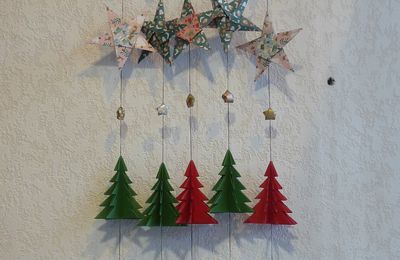 ORIGAMI : UNE PARTIE DE LA DECO DE NOEL - LIBRAIRIE PASSERELLES DE VIENNE DANS L'ISERE...