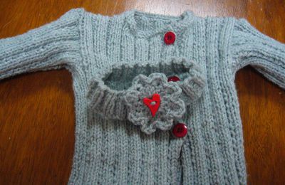 suite et fin de mon cadeau de naissance - la petite veste en tricot et le serre tête assorti