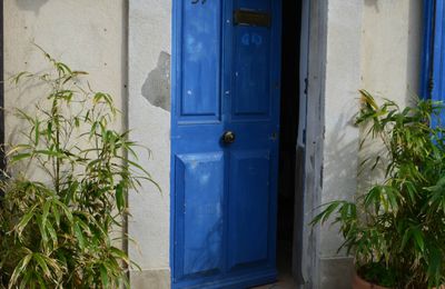 En ARLES ......La porte bleue et son gardien 