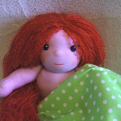 Une mini demoiselle aux cheveux rouge :)