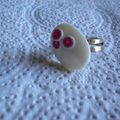 Une bague de Patch : Bague cabochon nacre et fleurs fimo