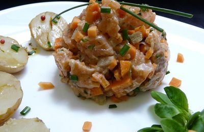Tartare de saumon aux dés de carotte, parfumé à l'huile de sésame et à la coriandre