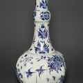 Grand vase bouteille à décor de fleurs et oiseaux, période de Transition, 17ème siècle