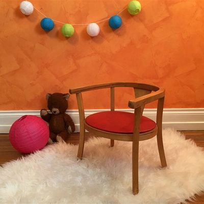 Fauteuil enfant Baumann en bois courbé avec assise skaï rouge
