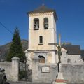 Un petit village blotti autour de son église