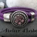 Bohème aujourd'hui, avec ce bracelet en cuir violet aspect autruche et son attache strass assortie !