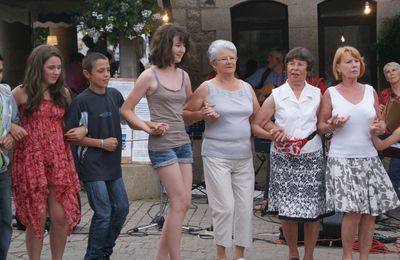 permiers pas de danse bretonne lors du marché