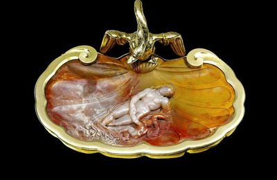 Attributed to Giovanni Ambrogio Miseroni, Milan, late 16th century, Cup Cover with Venus and Cupid Sleeping on a Shell 