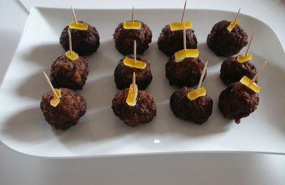 Polpettine dolci ou bonbons salés/sucrés aux raisins secs pignons et écorces d'oranges à consommer sans modération !!