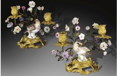 Paire de petits candélabres aux oiseaux en porcelaine de Meissen vers 1745 à monture de bronze doré d'époque Louis XV