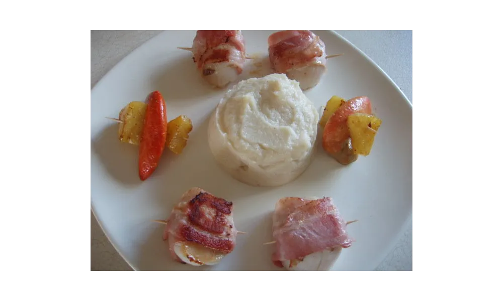 Coquilles-saint-Jacques au lard, brochettes de corail à l'ananas, purée de céleri vanillée