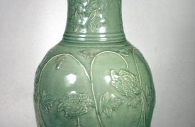 Beaker vase with floral scrolls, China, Longquan, Zhejiang province, approx. 1300-1350, Yuan dynasty (1271-1368)