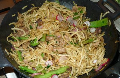 Nouilles sautées, légumes et porc caramélisé