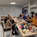 Retour d'atelier : vendredi 09/02/2024, atelier "Carrés Tricotés" au Local Seniors pour la Semaine Bleue