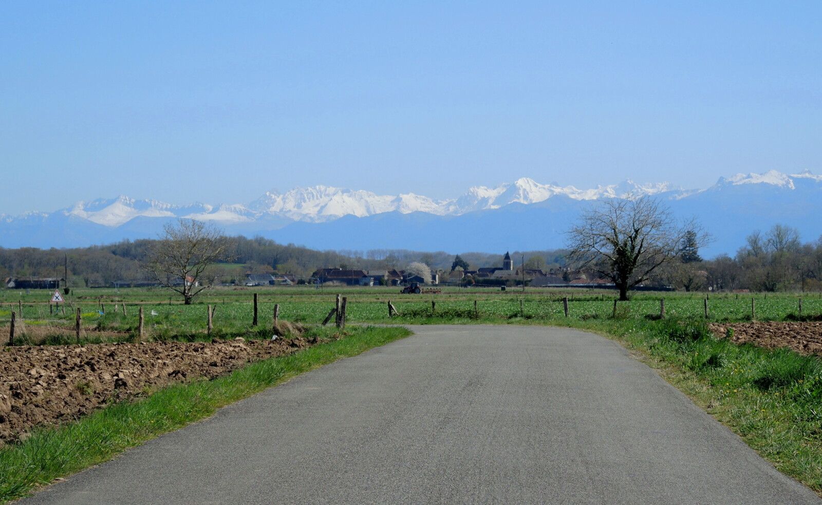 Bastanès, route et Pyrénées enneigées, mars 2025 (64)