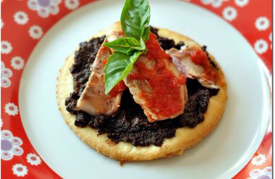 Tartelettes de filets de rougets à la tapenade et coulis de piquillos