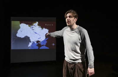 Maintenant je n'écris plus qu'en français : Les planches comme refuge de guerre – Théâtre de Belleville (Paris)