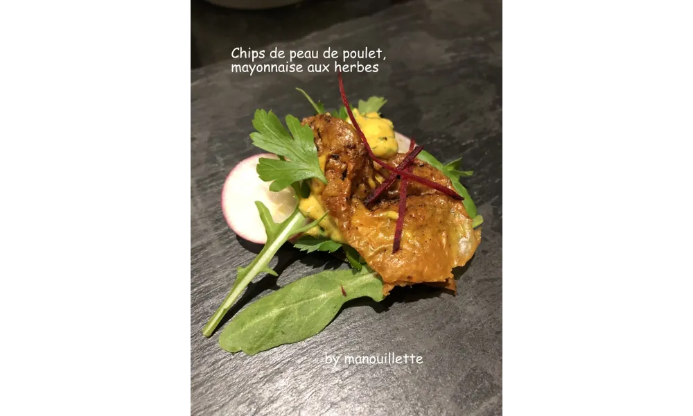 chips de peau de poulet, mayonnaise aux herbes