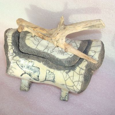 Boîte raku avec bois flotté et empreintes de feuilles de ginkgo biloba