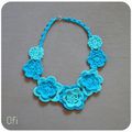 Un collier fleurs turquoise au crochet