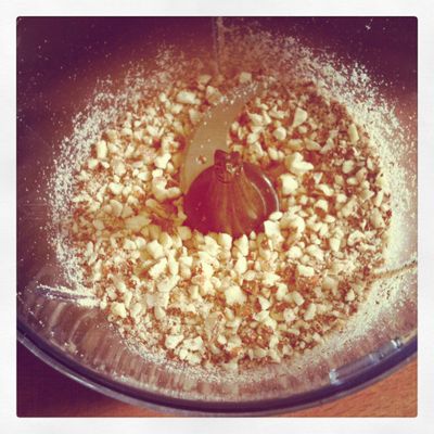 Gâteau au chocolat, cannelle et éclats d'amande (sans beurre, ni oeufs ni lait)