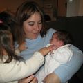 Emilie rencontre pour la première fois sa cousine Luna et sa tante Angélique 