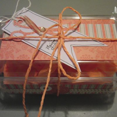 Petites baskets {tricot} dans leur boîte {scrap}