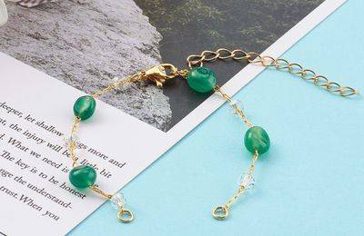 Les tendances en bracelets d'été incluent des perles innovantes, des cabochons astucieux et des breloques expertement