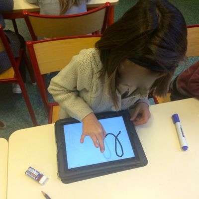 Le tracé des lettres avec la tablette