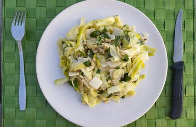 Salade de courgettes au parmesan, basilic et pignons.