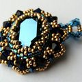 Pour un look rétro, une petite bague baroque