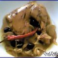 Cuisse de poulet aux olives séchées et aux oignons (sauce au curcuma)