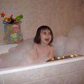 Stella joue dans le bain