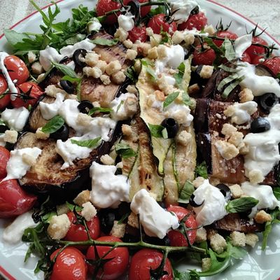Salade aux légumes du soleil, olives, burrata et croûton 