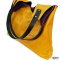  Sac / Cabas de créateur cuir original style rétro chic en cuir jaune poussin poche mousqueton vieilli se porte à l'épaule 