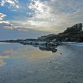 SOLEIL D'HIVER ET PLAGE GIVRÉE.