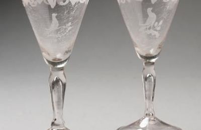 Deux verres en verre soufflé, la jambe à grande bulle d'air, pied soulevé ourlé. XVIIIe siècleDeux verres en verre soufflé, 