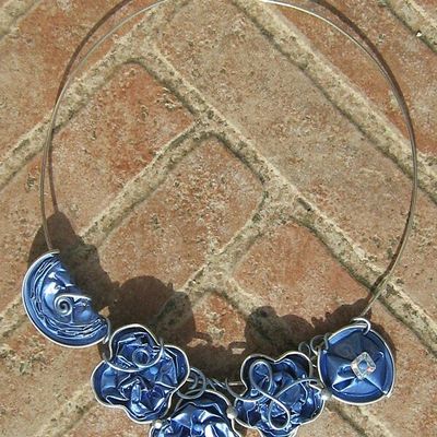 Collier bleu multiple en capsules de café recyclées et fil d'aluminium