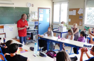 Des thésards des Universités de Lyon au CM1 Charles de Foucault.